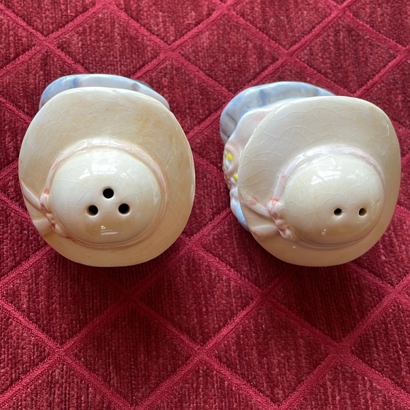 VTG Salt and Pepper Shakers - Picture 6 of 11
